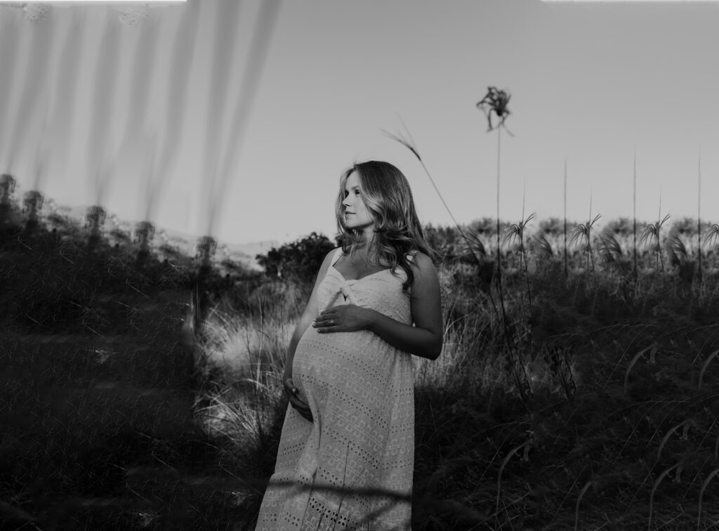 Ensaio gestante na praia no Rio de Janeiro, capturando a beleza da maternidade em preto e branco.