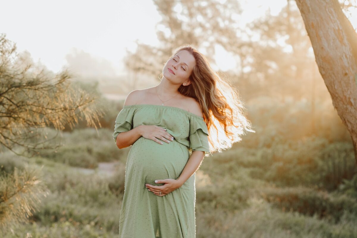 Ensaio gestante na praia no Rio de Janeiro, capturando a beleza da maternidade